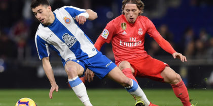 BARCELONA, SPAIN - JANUARY 27: Marc Roca of RCD Espanyol battles for possession with Luka Modric of Real Madrid during the La Liga match between RCD Espanyol and Real Madrid CF at RCDE Stadium on January 27, 2019 in Barcelona, Spain. (Photo by Alex Caparros/Getty Images)
