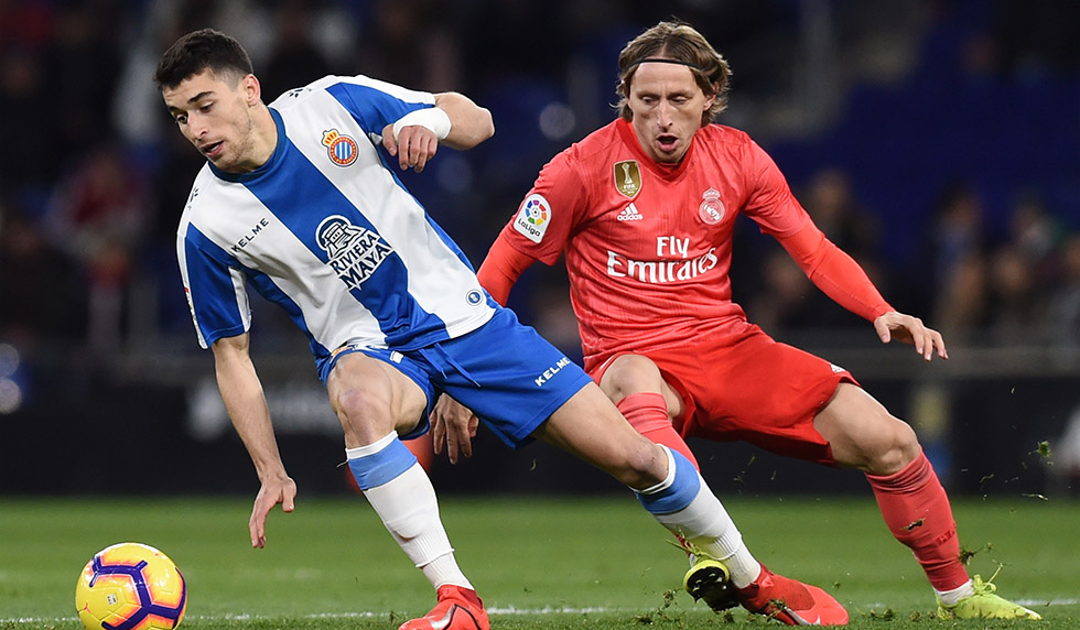 BARCELONA, SPAIN - JANUARY 27: Marc Roca of RCD Espanyol battles for possession with Luka Modric of Real Madrid during the La Liga match between RCD Espanyol and Real Madrid CF at RCDE Stadium on January 27, 2019 in Barcelona, Spain. (Photo by Alex Caparros/Getty Images)