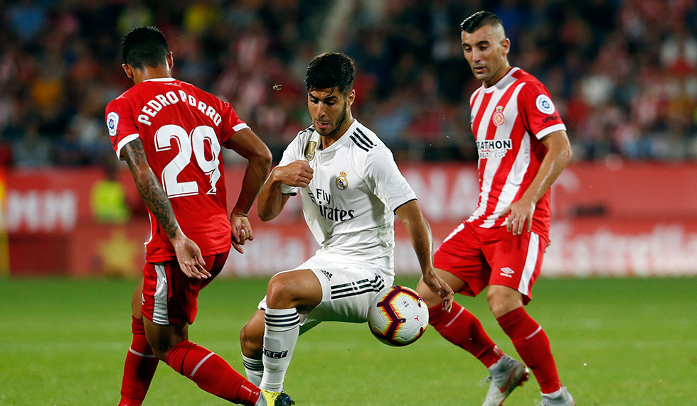 Real Madrid's Spanish midfielder Marco Asensio (C) vies with Girona's Spanish midfielder Pedro Porro (L) during the Spanish league football match between Girona FC and Real Madrid CF at the Montilivi stadium in Girona on August 26, 2018. (Photo by Pau BARRENA CAPILLA / AFP) (Photo credit should read PAU BARRENA CAPILLA/AFP/Getty Images)