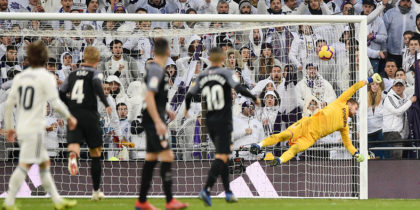 MADRID, SPAIN - JANUARY 19: Tomas Vaclik of Sevilla attempts but fails to save a shot from Casemiro of Real Madrid who scores his teams first goal during the La Liga match between Real Madrid CF and Sevilla FC at Estadio Santiago Bernabeu on January 19, 2019 in Madrid, Spain. (Photo by Denis Doyle/Getty Images)