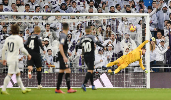 MADRID, SPAIN - JANUARY 19: Tomas Vaclik of Sevilla attempts but fails to save a shot from Casemiro of Real Madrid who scores his teams first goal during the La Liga match between Real Madrid CF and Sevilla FC at Estadio Santiago Bernabeu on January 19, 2019 in Madrid, Spain. (Photo by Denis Doyle/Getty Images)