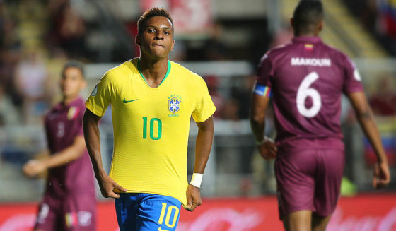 Brazil's Rodrygo (L) celebrates after scoring against Venezuela during their South American U-20 football match at El Teniente stadium in Rancagua, Chile on January 21, 2019. (Photo by CLAUDIO REYES / AFP) (Photo credit should read CLAUDIO REYES/AFP/Getty Images)