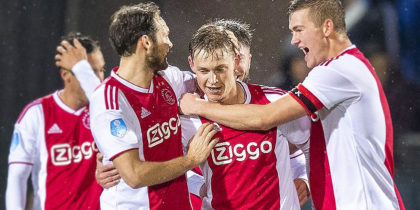 Ajax' Frenkie de Jong (2R) celebrates with teammates after scoring a goal during the Dutch Eredivisie football match between PEC Zwolle and Ajax Amsterdam in Zwolle, The Netherlands, on December 8, 2018. (Photo by Jasper RUHE / ANP / AFP) / Netherlands OUT (Photo credit should read JASPER RUHE/AFP/Getty Images)