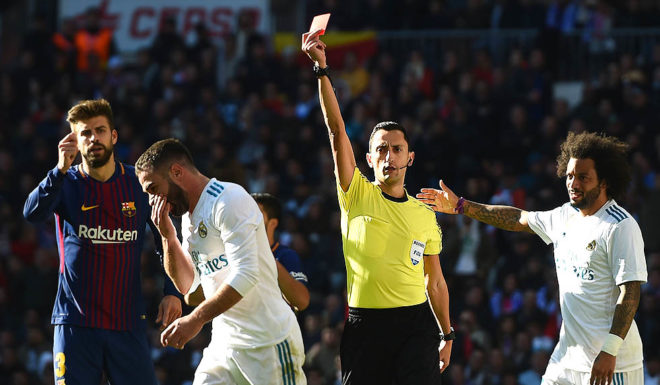 MADRID, SPAIN - DECEMBER 23: Daniel Carvajal of Real Madrid is shown a red card by referee Jose Maria Sanchez during the La Liga match between Real Madrid and Barcelona at Estadio Santiago Bernabeu on December 23, 2017 in Madrid, Spain. (Photo by Denis Doyle/Getty Images)