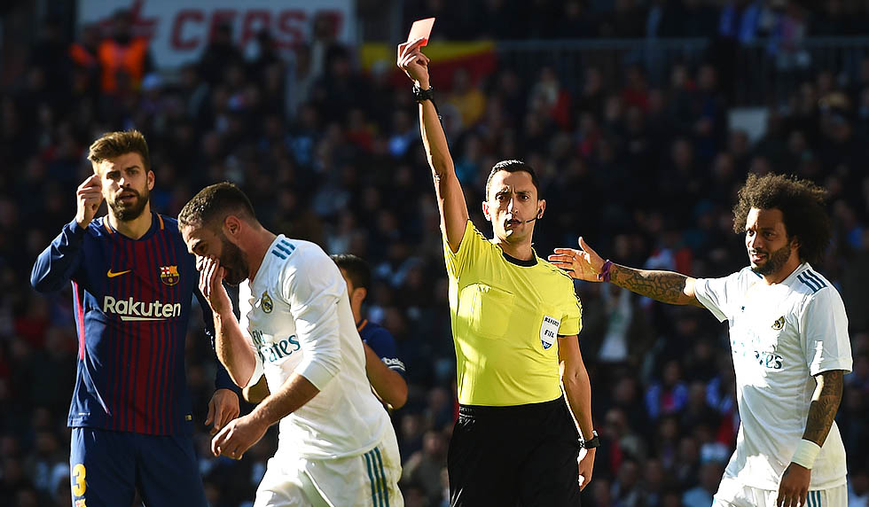 MADRID, SPAIN - DECEMBER 23: Daniel Carvajal of Real Madrid is shown a red card by referee Jose Maria Sanchez during the La Liga match between Real Madrid and Barcelona at Estadio Santiago Bernabeu on December 23, 2017 in Madrid, Spain. (Photo by Denis Doyle/Getty Images)