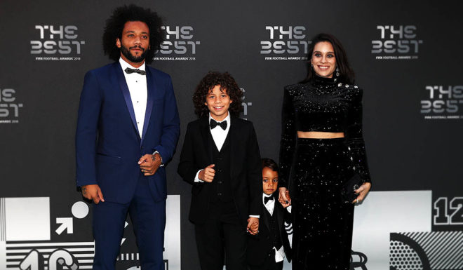 LONDON, ENGLAND - SEPTEMBER 24: Marcelo of Real Madrid (L) and wife Clarisse Alves arrive on the Green Carpet with their children Enzo and Liam ahead of The Best FIFA Football Awards at Royal Festival Hall on September 24, 2018 in London, England. (Photo by Julian Finney/Getty Images)