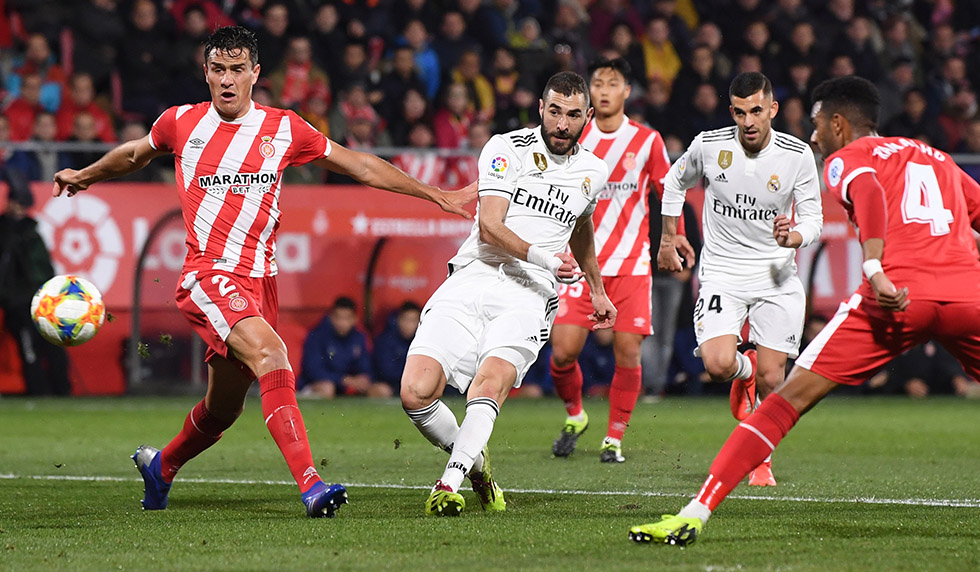 GIRONA, SPAIN - JANUARY 31: Karim Benzema of Real Madrid scores to make it 1-0 during the Copa del Quarter Final match between Girona and Real Madrid at Montilivi Stadium on January 31, 2019 in Girona, Spain. (Photo by David Ramos/Getty Images )