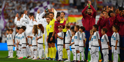 Barcelona's defender Gerard Pique (4thR), teammates and Real Madrid's players applaud after posing before the second leg of the Spanish Supercup football match Real Madrid vs FC Barcelona at the Santiago Bernabeu stadium in Madrid, on August 16, 2017. / AFP PHOTO / GABRIEL BOUYS (Photo credit should read GABRIEL BOUYS/AFP/Getty Images)