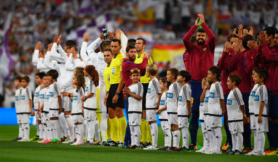 Barcelona's defender Gerard Pique (4thR), teammates and Real Madrid's players applaud after posing before the second leg of the Spanish Supercup football match Real Madrid vs FC Barcelona at the Santiago Bernabeu stadium in Madrid, on August 16, 2017. / AFP PHOTO / GABRIEL BOUYS (Photo credit should read GABRIEL BOUYS/AFP/Getty Images)