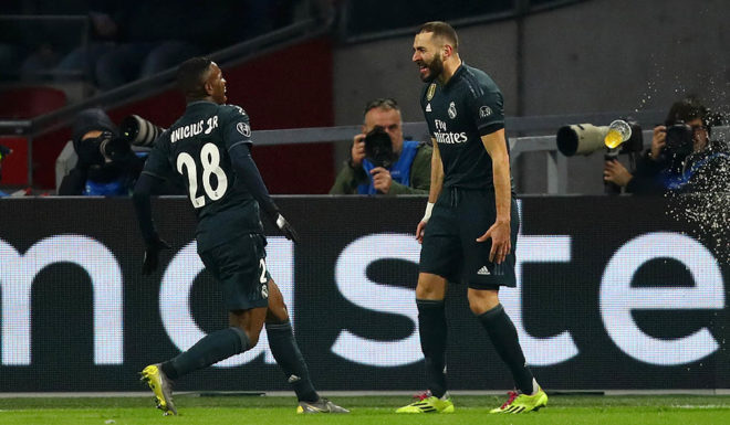 AMSTERDAM, NETHERLANDS - FEBRUARY 13: Karim Benzema of Real Madrid celebrates after scoring his team's first goal with Vinicius Junior of Real Madrid during the UEFA Champions League Round of 16 First Leg match between Ajax and Real Madrid at Johan Cruyff Arena on February 13, 2019 in Amsterdam, Netherlands. (Photo by Dean Mouhtaropoulos/Getty Images)