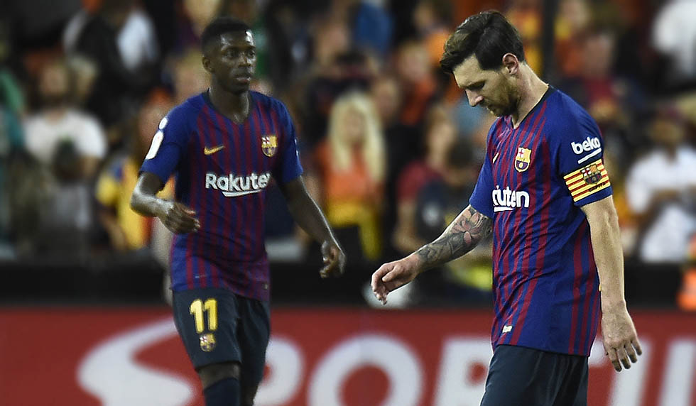 Barcelona's Argentinian forward Lionel Messi (R) looks downwards beside Barcelona's French forward Ousmane Dembele during the Spanish league football match between Valencia CF and FC Barcelona at the Mestalla stadium in Valencia on October 7, 2018. (Photo by JOSE JORDAN / AFP) (Photo credit should read JOSE JORDAN/AFP/Getty Images)