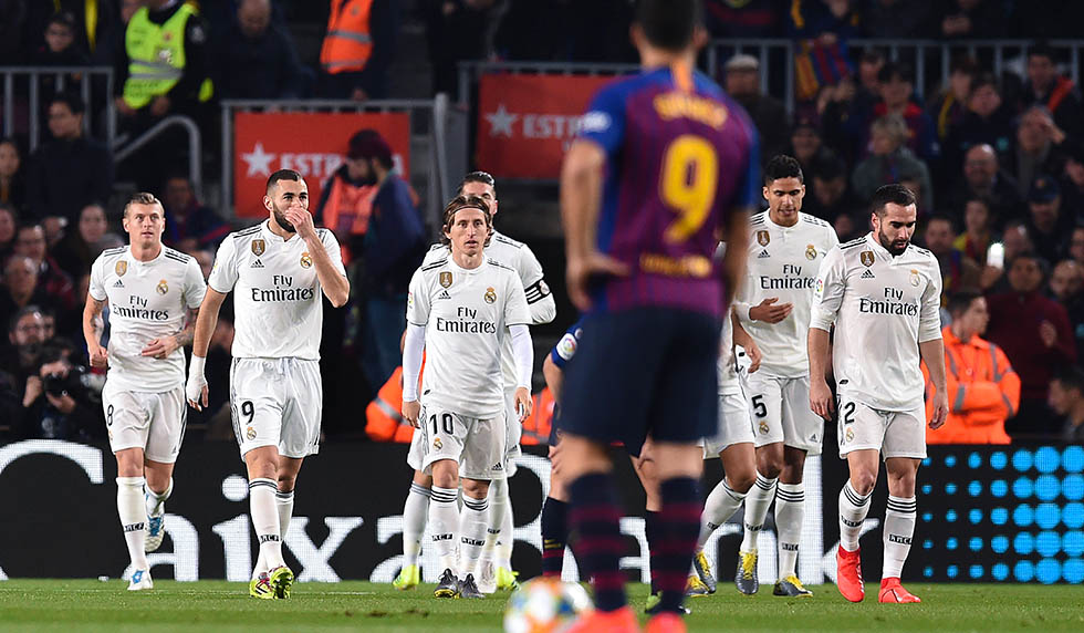 BARCELONA, SPAIN - FEBRUARY 06: Real Madrid CF Players celebrate after Lucas Vazquez of Real Madrid CF scored his team's first goal past Marc-Andre ter Stegen (L) and Clement Lenglet of FC Barcelona during the Copa del Semi Final first leg match between Barcelona and Real Madrid at Nou Camp on February 06, 2019 in Barcelona, Spain. (Photo by Alex Caparros/Getty Images)