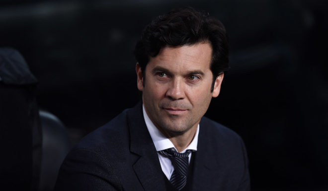 BARCELONA, SPAIN - FEBRUARY 06: Head coach Santiago Solari of Real Madrid CF looks on from the bench during the Copa del Semi Final first leg match between Barcelona and Real Madrid at Nou Camp on February 06, 2019 in Barcelona, Spain. (Photo by Alex Caparros/Getty Images)