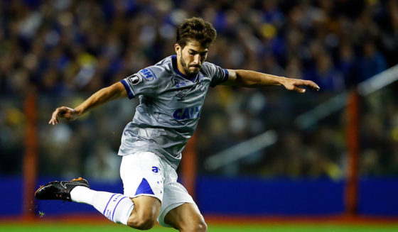 BUENOS AIRES, ARGENTINA - SEPTEMBE R 19: Lucas Silva of Cruzeiro drives the ball during a Quarter Final first leg match between Boca Juniors and Cruziro at Alberto J. Armando Stadium on September 19, 2018 in La Boca, Argentina. (Photo by Demian Alday/Getty Images)