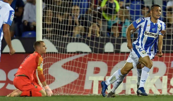 Leganes' Spanish midfielder Oscar Rodriguez (R) celebrates scoring his team's second goal during the Spanish league football match Club Deportivo Leganes SAD against FC Barcelona at the Estadio Municipal Butarque in Leganes on the outskirts of Madrid on September 26, 2018. (Photo by OSCAR DEL POZO / AFP) (Photo credit should read OSCAR DEL POZO/AFP/Getty Images)
