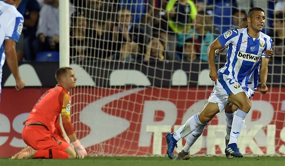 Leganes' Spanish midfielder Oscar Rodriguez (R) celebrates scoring his team's second goal during the Spanish league football match Club Deportivo Leganes SAD against FC Barcelona at the Estadio Municipal Butarque in Leganes on the outskirts of Madrid on September 26, 2018. (Photo by OSCAR DEL POZO / AFP) (Photo credit should read OSCAR DEL POZO/AFP/Getty Images)