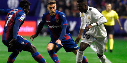 Levante's Nigerian forward Moses Simon (L) and Levante's Spanish midfielder Ruben Rochina (C) challenge Real Madrid's Brazilian forward Vinicius Junior (R) during the Spanish league football match between Levante UD and Real Madrid CF at the Ciutat de Valencia stadium in Valencia on February 24, 2019. (Photo by JOSE JORDAN / AFP) (Photo credit should read JOSE JORDAN/AFP/Getty Images)