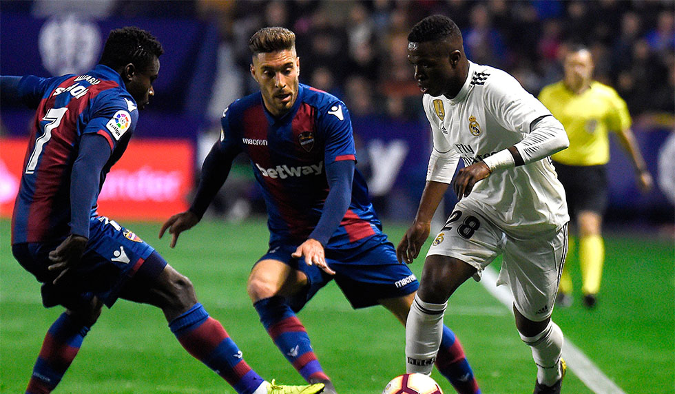 Levante's Nigerian forward Moses Simon (L) and Levante's Spanish midfielder Ruben Rochina (C) challenge Real Madrid's Brazilian forward Vinicius Junior (R) during the Spanish league football match between Levante UD and Real Madrid CF at the Ciutat de Valencia stadium in Valencia on February 24, 2019. (Photo by JOSE JORDAN / AFP) (Photo credit should read JOSE JORDAN/AFP/Getty Images)