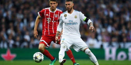 MADRID, SPAIN - MAY 01: Sergio Ramos of Real Madrid CF competes for the ball with Thomas Muller of FC Bayern Muenchen during the UEFA Champions League Semi Final Second Leg match between Real Madrid and Bayern Muenchen at the Bernabeu on May 1, 2018 in Madrid, Spain. (Photo by David Ramos/Getty Images)