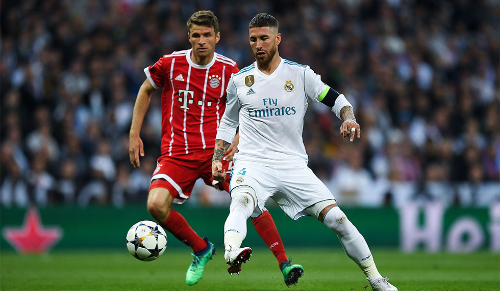 MADRID, SPAIN - MAY 01: Sergio Ramos of Real Madrid CF competes for the ball with Thomas Muller of FC Bayern Muenchen during the UEFA Champions League Semi Final Second Leg match between Real Madrid and Bayern Muenchen at the Bernabeu on May 1, 2018 in Madrid, Spain. (Photo by David Ramos/Getty Images)