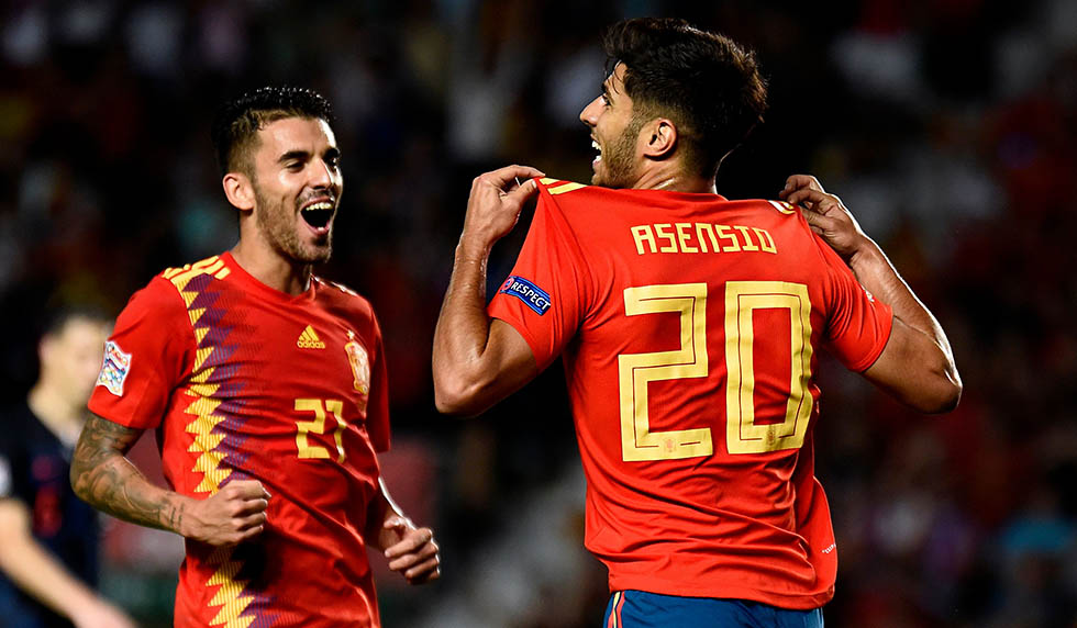 Spain's midfielder Marco Asensio (R) celebrates with Spain's midfielder Dani Ceballos after scoring a goal during the UEFA Nations League A group 4 football match between Spain and Croatia at the Manuel Martinez Valero stadium in Elche on September 11, 2018. (Photo by JOSE JORDAN / AFP) (Photo credit should read JOSE JORDAN/AFP/Getty Images)