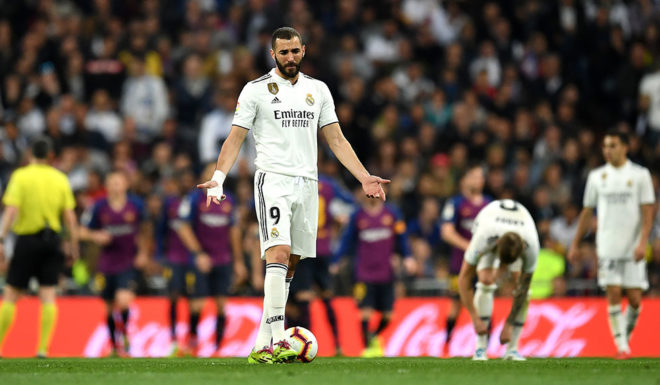 MADRID, SPAIN - MARCH 02: Karim Benzema of Real Madrid reacts after Barcelona score their first goal during the La Liga match between Real Madrid CF and FC Barcelona at Estadio Santiago Bernabeu on March 02, 2019 in Madrid, Spain. (Photo by David Ramos/Getty Images)