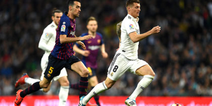 MADRID, SPAIN - MARCH 02: Sergio Busquets of Barcelona chases down Toni Kroos of Real Madrid during the La Liga match between Real Madrid CF and FC Barcelona at Estadio Santiago Bernabeu on March 02, 2019 in Madrid, Spain. (Photo by David Ramos/Getty Images)