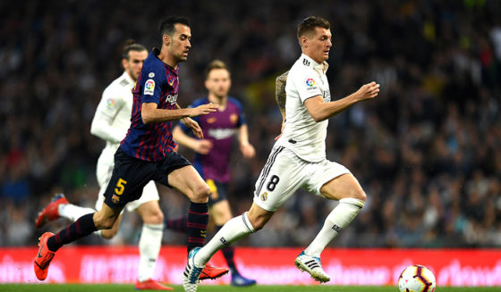MADRID, SPAIN - MARCH 02: Sergio Busquets of Barcelona chases down Toni Kroos of Real Madrid during the La Liga match between Real Madrid CF and FC Barcelona at Estadio Santiago Bernabeu on March 02, 2019 in Madrid, Spain. (Photo by David Ramos/Getty Images)