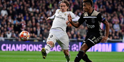 Ajax's Brazilian forward David Neres (R) vies for the ball with Real Madrid's Croatian midfielder Luka Modric during the UEFA Champions League round of 16 second leg football match between Real Madrid CF and Ajax at the Santiago Bernabeu stadium in Madrid on March 5, 2019. (Photo by JAVIER SORIANO / AFP) (Photo credit should read JAVIER SORIANO/AFP/Getty Images)