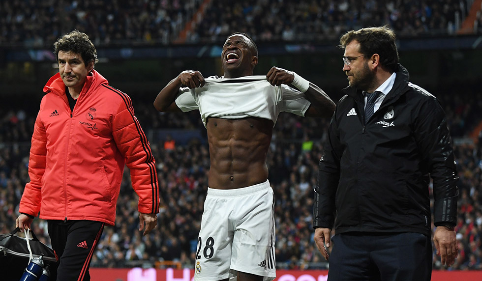 MADRID, SPAIN - MARCH 05: An injured Vinicius Junior of Real Madrid reacts as he leaves the pitch during the UEFA Champions League Round of 16 Second Leg match between Real Madrid and Ajax at Bernabeu on March 05, 2019 in Madrid, Spain. (Photo by David Ramos/Getty Images)