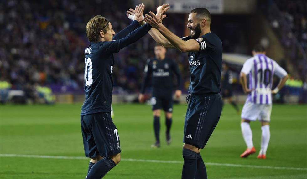 ALLADOLID, SPAIN - MARCH 10: Luka Modric of Real Madrid celebrates after scoring his team's fourth goal with Karim Benzema during the La Liga match between Real Valladolid CF and Real Madrid CF at Jose Zorrilla on March 10, 2019 in Valladolid, Spain. (Photo by Denis Doyle/Getty Images)