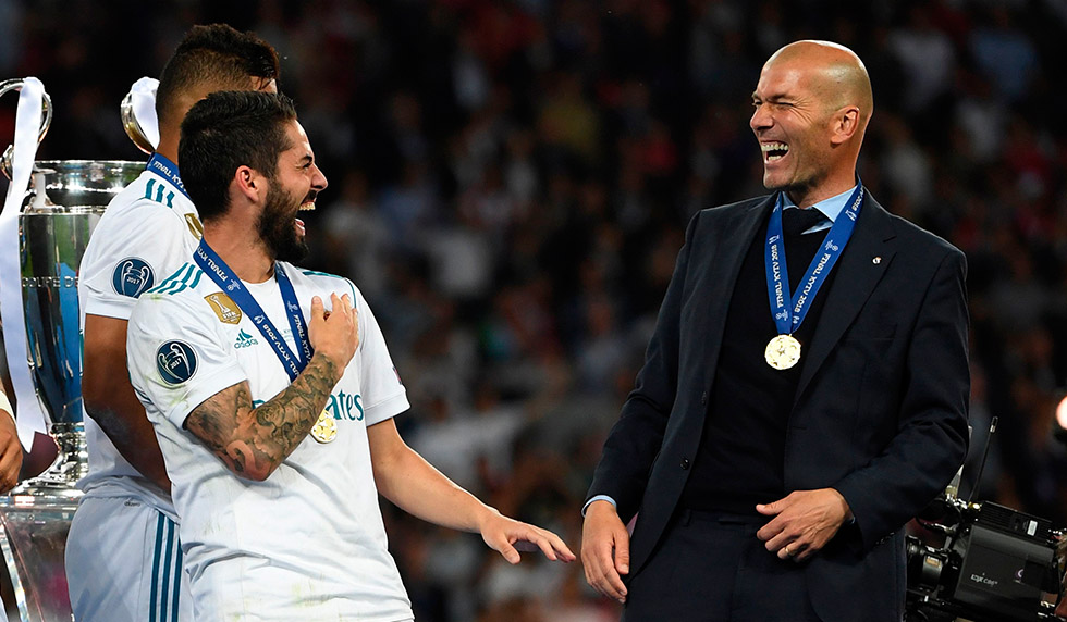 Real Madrid's Spanish midfielder Isco (C) jokes with Real Madrid's French coach Zinedine Zidane as Real Madrid players celebrate winning the UEFA Champions League final football match between Liverpool and Real Madrid at the Olympic Stadium in Kiev, Ukraine on May 26, 2018. - Real Madrid defeated Liverpool 3-1. (Photo by Paul ELLIS / AFP) (Photo credit should read PAUL ELLIS/AFP/Getty Images)