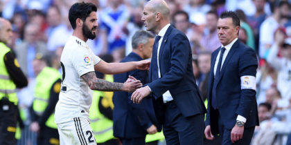 MADRID, SPAIN - MARCH 16: Isco of Real Madrid shakes hands with Zinedine Zidane, MAanager of Real Madrid after being substituted off during the La Liga match between Real Madrid CF and RC Celta de Vigo at Estadio Santiago Bernabeu on March 16, 2019 in Madrid, Spain. (Photo by Denis Doyle/Getty Images)