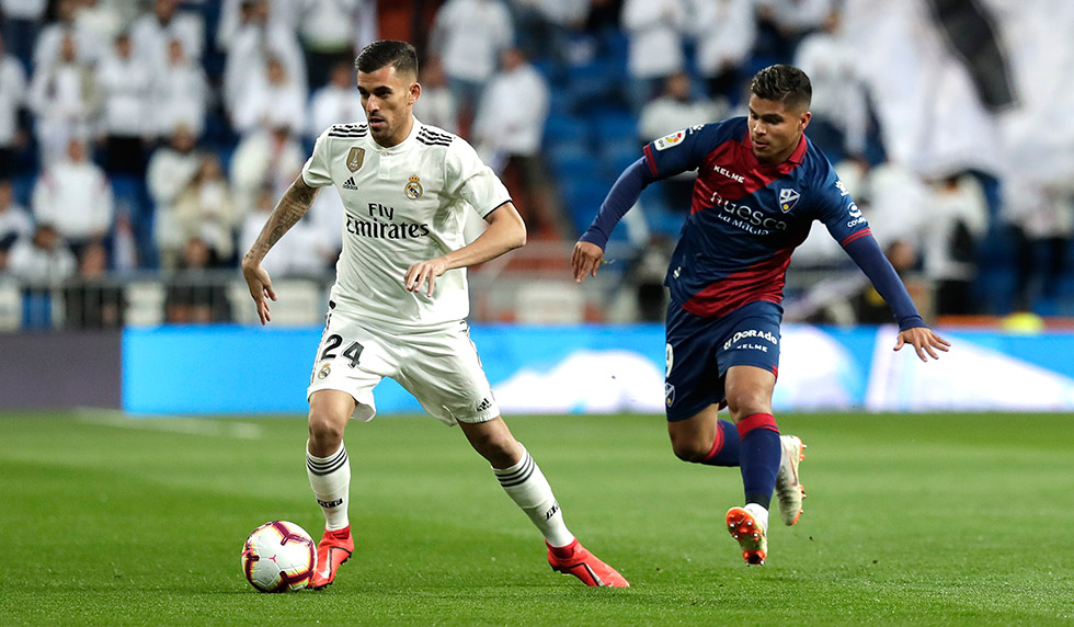 MADRID, SPAIN - MARCH 31: Dani Ceballos of Real Madrid is closed down by Camilo Hernandez of Huesca during the La Liga match between Real Madrid CF and SD Huesca at Estadio Santiago Bernabeu on March 31, 2019 in Madrid, Spain. (Photo by Gonzalo Arroyo Moreno/Getty Images)