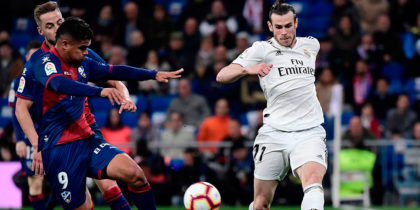 Real Madrid's Welsh forward Gareth Bale (R) challenges SD Huesca's Colombian forward Cucho Hernandez during the Spanish League football match between Real Madrid CF and SD Huesca at the Santiago Bernabeu stadium in Madrid on March 31, 2019. (Photo by JAVIER SORIANO / AFP) (Photo credit should read JAVIER SORIANO/AFP/Getty Images)