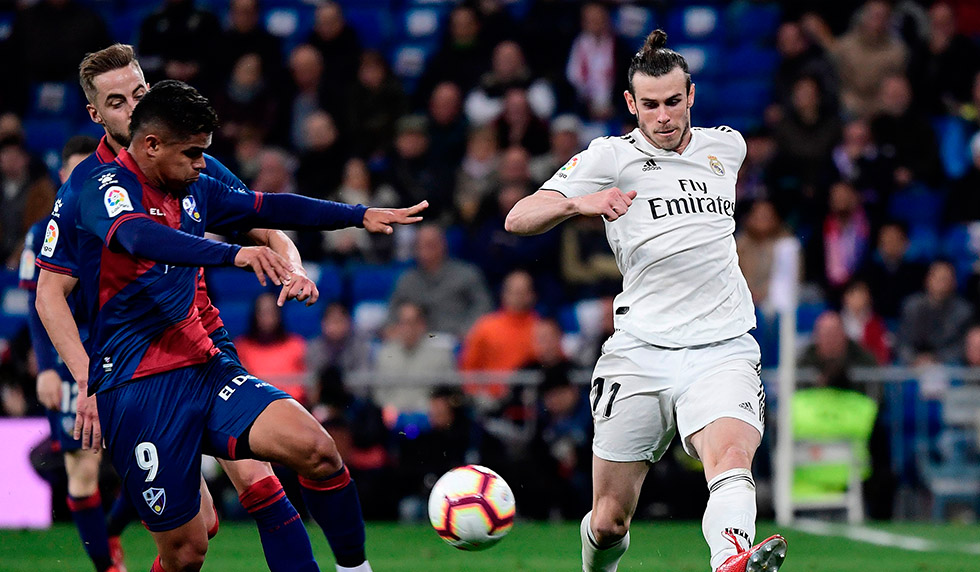 Real Madrid's Welsh forward Gareth Bale (R) challenges SD Huesca's Colombian forward Cucho Hernandez during the Spanish League football match between Real Madrid CF and SD Huesca at the Santiago Bernabeu stadium in Madrid on March 31, 2019. (Photo by JAVIER SORIANO / AFP) (Photo credit should read JAVIER SORIANO/AFP/Getty Images)