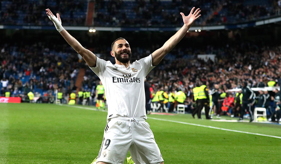 MADRID, SPAIN - MARCH 31: Karim Benzema of Real Madrid celebrates after scoring his sides third goal during the La Liga match between Real Madrid CF and SD Huesca at Estadio Santiago Bernabeu on March 31, 2019 in Madrid, Spain. (Photo by Gonzalo Arroyo Moreno/Getty Images)