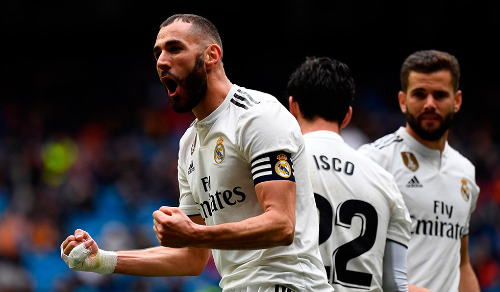 Real Madrid's French forward Karim Benzema (L) celebrates after scoring a goal during the Spanish league football match between Real Madrid CF and SD Eibar at the Santiago Bernabeu stadium in Madrid on April 6, 2019. (Photo by GABRIEL BOUYS / AFP) (Photo credit should read GABRIEL BOUYS/AFP/Getty Images)