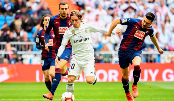 Real Madrid's Croatian midfielder Luka Modric (C) runs with the ball during the Spanish league football match between Real Madrid CF and SD Eibar at the Santiago Bernabeu stadium in Madrid on April 6, 2019. (Photo by GABRIEL BOUYS / AFP) (Photo credit should read GABRIEL BOUYS/AFP/Getty Images)
