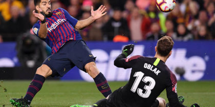 BARCELONA, SPAIN - APRIL 06: Jan Oblak of Atletico Madrid makes a save from Luis Suarez of Barcelona during the La Liga match between FC Barcelona and Club Atletico de Madrid at Camp Nou on April 06, 2019 in Barcelona, Spain. (Photo by Alex Caparros/Getty Images)