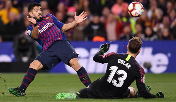 BARCELONA, SPAIN - APRIL 06: Jan Oblak of Atletico Madrid makes a save from Luis Suarez of Barcelona during the La Liga match between FC Barcelona and Club Atletico de Madrid at Camp Nou on April 06, 2019 in Barcelona, Spain. (Photo by Alex Caparros/Getty Images)