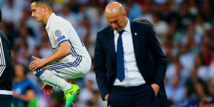 MADRID, SPAIN - APRIL 18: Lucas Vazquez (L) of Real Madrid CF warms up behind his coach Zinedine Zidane (R) during the UEFA Champions League Quarter Final second leg match between Real Madrid CF and FC Bayern Muenchen at Estadio Santiago Bernabeu on April 18, 2017 in Madrid, Spain. (Photo by Gonzalo Arroyo Moreno/Getty Images)