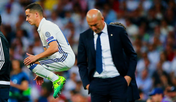 MADRID, SPAIN - APRIL 18: Lucas Vazquez (L) of Real Madrid CF warms up behind his coach Zinedine Zidane (R) during the UEFA Champions League Quarter Final second leg match between Real Madrid CF and FC Bayern Muenchen at Estadio Santiago Bernabeu on April 18, 2017 in Madrid, Spain. (Photo by Gonzalo Arroyo Moreno/Getty Images)