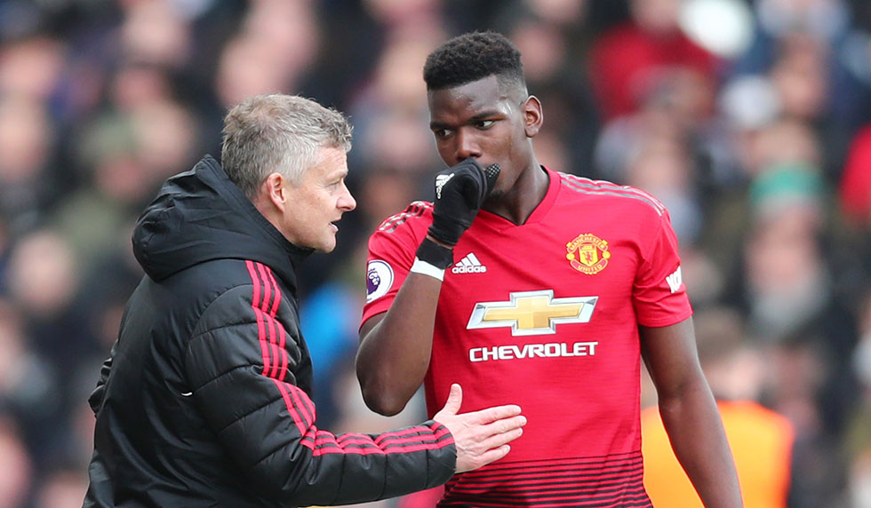 LONDON, ENGLAND - FEBRUARY 09: Ole Gunnar Solskjaer, Interim Manager of Manchester United talks with Paul Pogba of Manchester United during the Premier League match between Fulham FC and Manchester United at Craven Cottage on February 9, 2019 in London, United Kingdom. (Photo by Clive Rose/Getty Images)