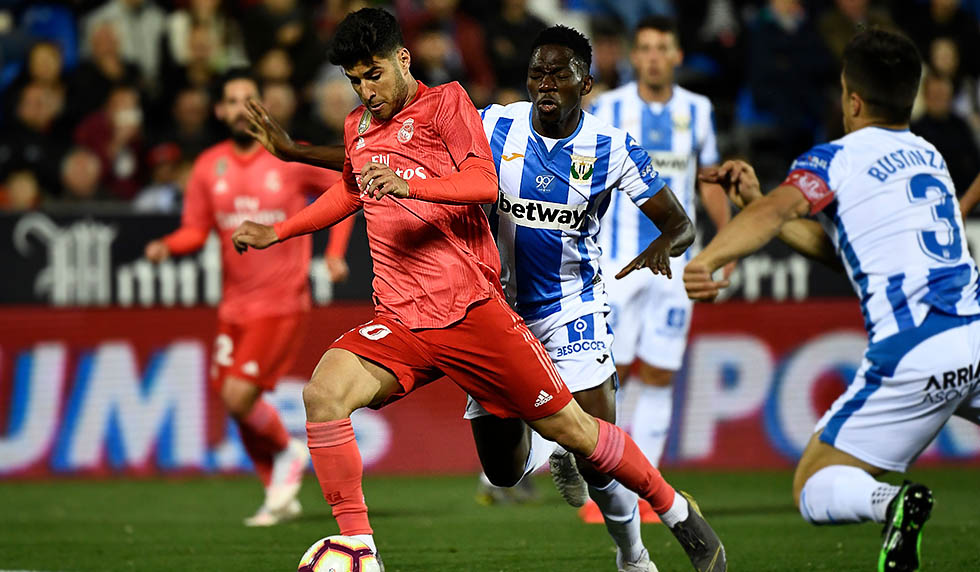 Real Madrid's Spanish midfielder Marco Asensio (L) controls the ball during the Spanish league football match between Club Deportivo Leganes SAD and Real Madrid CF at the Estadio Municipal Butarque in Leganes on April 15, 2019. (Photo by PIERRE-PHILIPPE MARCOU / AFP) (Photo credit should read PIERRE-PHILIPPE MARCOU/AFP/Getty Images)