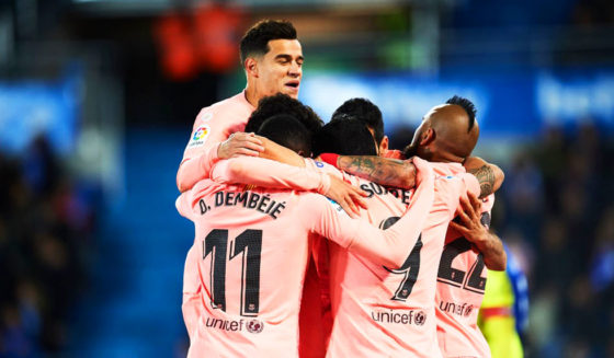VITORIA-GASTEIZ, SPAIN - APRIL 23: Luis Suarez of FC Barcelona celebrates after scoring with his team mates during the La Liga match between Deportivo Alaves and FC Barcelona at Estadio de Mendizorroza on April 23, 2019 in Vitoria-Gasteiz, Spain. (Photo by Juan Manuel Serrano Arce/Getty Images)