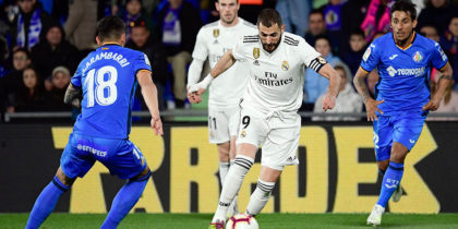 Real Madrid's French forward Karim Benzema (2R) vies with Getafe's Uruguayan midfielder Mauro Arambarri during the Spanish league football match between Getafe CF and Real Madrid CF at the Col. Alfonso Perez stadium in Getafe on April 25, 2019. (Photo by JAVIER SORIANO / AFP) (Photo credit should read JAVIER SORIANO/AFP/Getty Images)