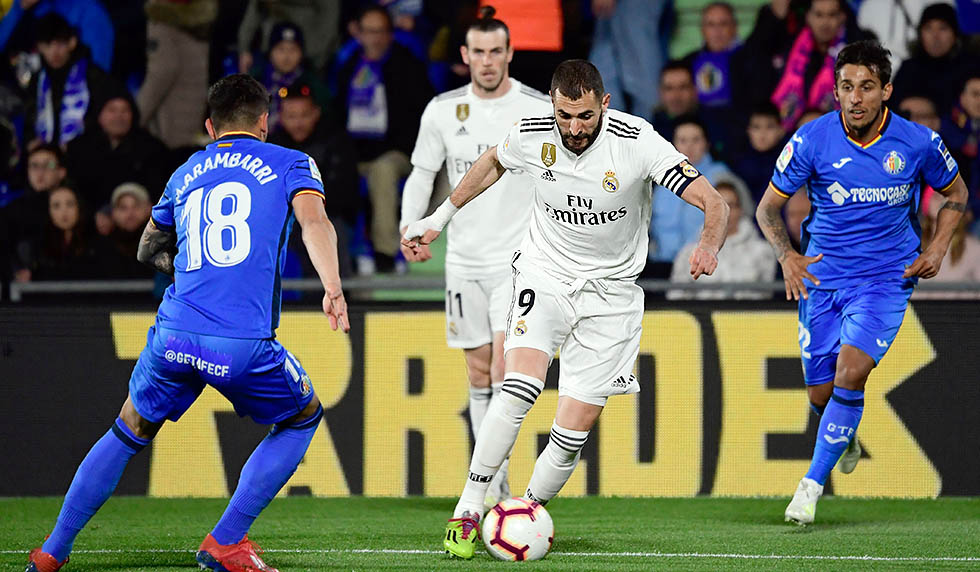 Real Madrid's French forward Karim Benzema (2R) vies with Getafe's Uruguayan midfielder Mauro Arambarri during the Spanish league football match between Getafe CF and Real Madrid CF at the Col. Alfonso Perez stadium in Getafe on April 25, 2019. (Photo by JAVIER SORIANO / AFP) (Photo credit should read JAVIER SORIANO/AFP/Getty Images)