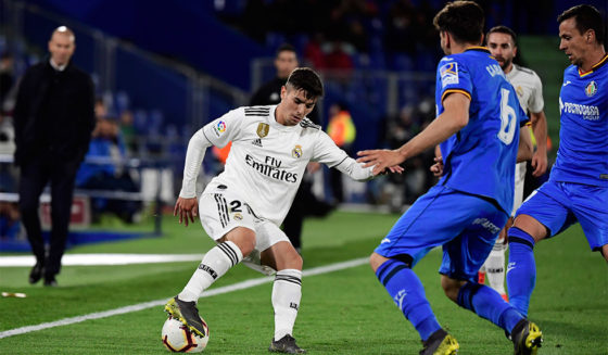 Real Madrid's Spanish midfielder Brahim Diaz (L) vies with Getafe's Uruguayan defender Leandro Cabrera during the Spanish league football match between Getafe CF and Real Madrid CF at the Col. Alfonso Perez stadium in Getafe on April 25, 2019. (Photo by JAVIER SORIANO / AFP) (Photo credit should read JAVIER SORIANO/AFP/Getty Images)