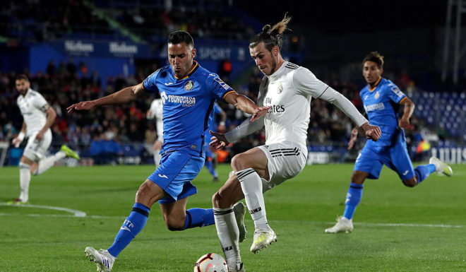 GETAFE, SPAIN - APRIL 25: Gareth Bale (R) of Real Madrid CF competes for the ball with Bruno Gonzalez Cabrera of Getafe CF during the La Liga match between Getafe CF and Real Madrid CF at Coliseum Alfonso Perez on April 25, 2019 in Getafe, Spain. (Photo by Gonzalo Arroyo Moreno/Getty Images)